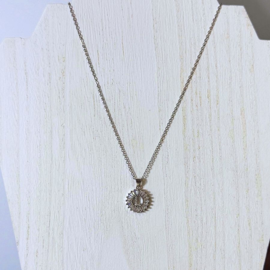 the-sis-kiss-mini-radiant-initial-necklace-silver-l