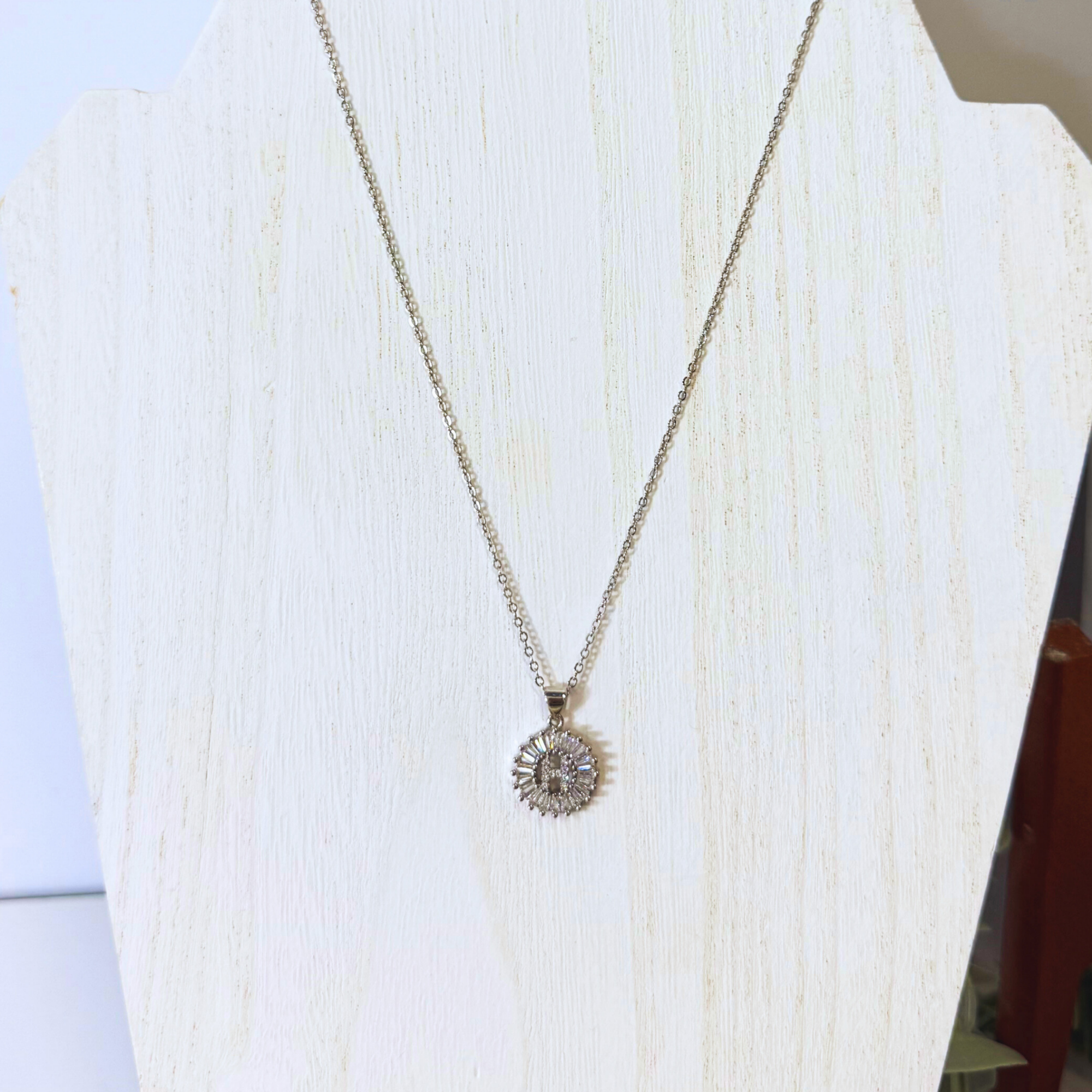 the-sis-kiss-mini-radiant-initial-necklace-silver-h