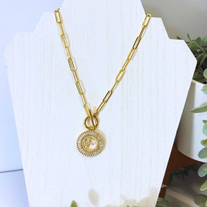 the-sis-kiss-paperclip-radiant-initial-necklace-gold-f