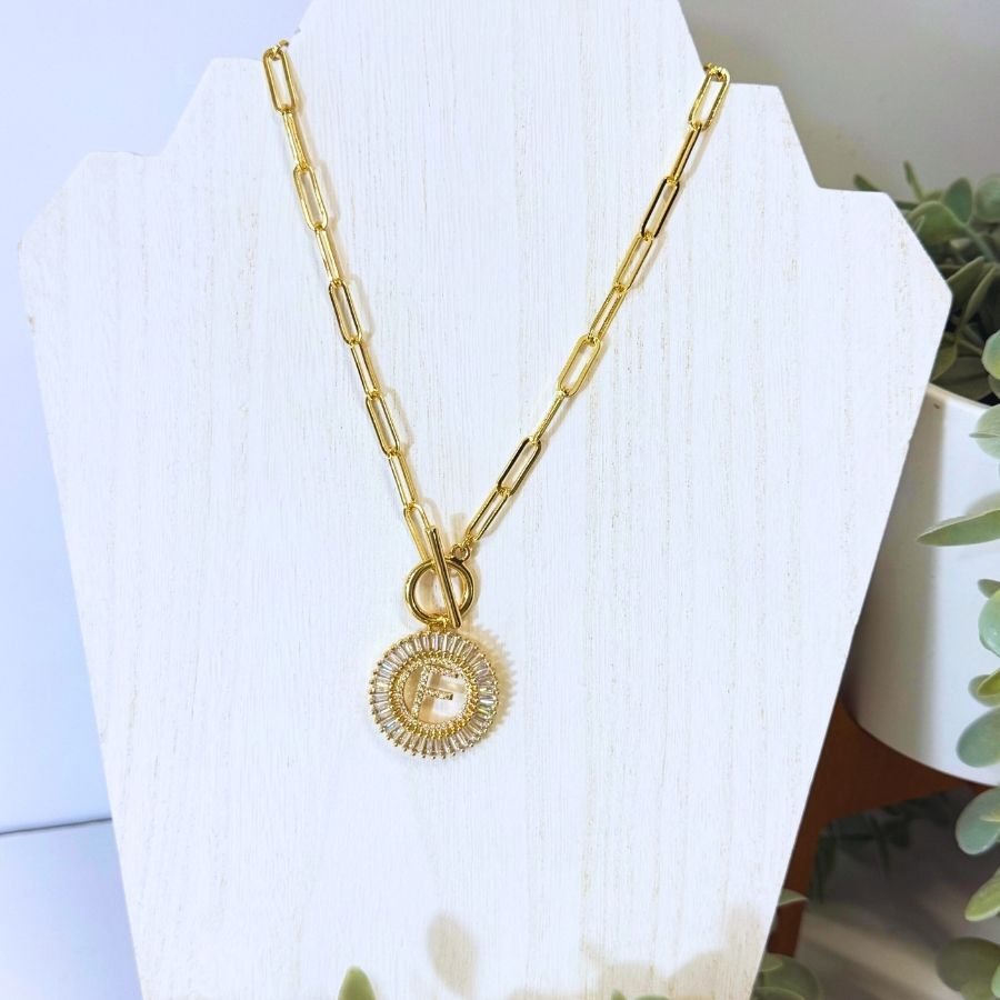 the-sis-kiss-paperclip-radiant-initial-necklace-gold-f