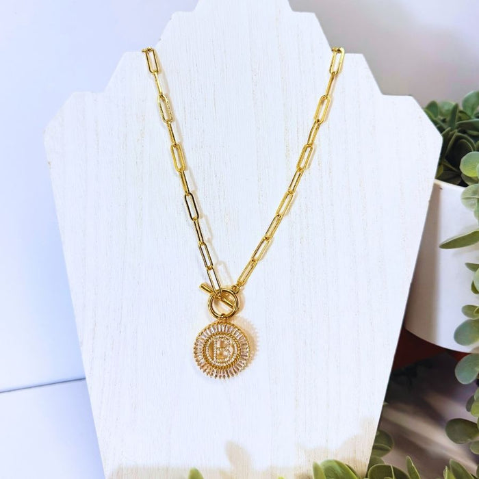the-sis-kiss-paperclip-radiant-initial-necklace-gold-b