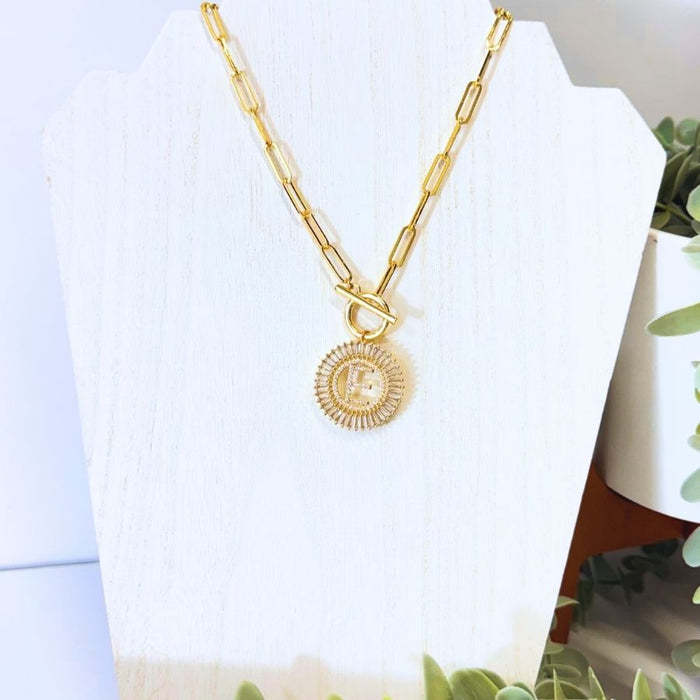 the-sis-kiss-paperclip-radiant-initial-necklace-gold-e