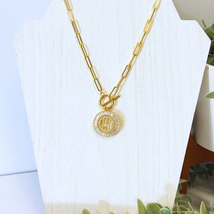 the-sis-kiss-paperclip-radiant-initial-necklace-gold-h