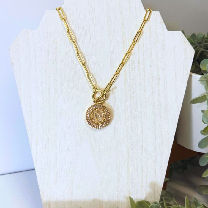 the-sis-kiss-paperclip-radiant-initial-necklace-gold-n