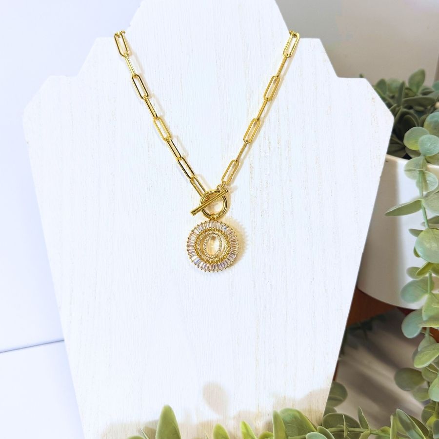 the-sis-kiss-paperclip-radiant-initial-necklace-gold-o